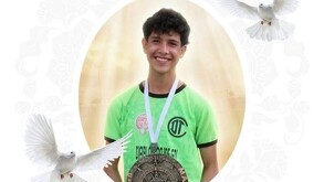 Foto luctuosa de un alumno del COBAEJ Miramar en Zapopan con dos palomas blancas alrededor