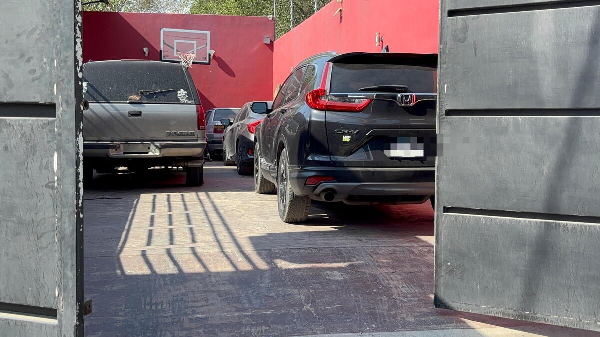Descubren finca en Tonalá utilizada para el robo de vehículos. Autoridades recuperan cinco unidades robadas y equipo técnico. Conoce los detalles aquí.