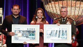 Autoridades gubernamentales con los billetes de la Lotería Nacional del 5 de Mayo en Puebla