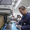Persona trabajando en fábrica