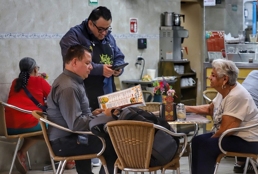 Hombre y mujer leyendo la carta de un restaurante en Puebla.