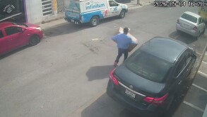Se observa  a una persona caminando, es una imagen tomada desde una cámara de video.