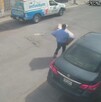 Se observa  a una persona caminando, es una imagen tomada desde una cámara de video.
