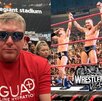 Ted DiBiase sentando observando WrestleMania y del otro lado el antiguo grupo de The Legacy.