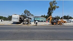 El choque entre un tráiler y otro vehiculos en la zona cerca a las inmediaciones del Estadio Akron