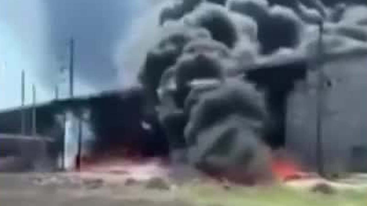 Un tren chocó contra una pipa con combustible en Querétaro, provocando una explosión e incendio que dejó dos muertos.