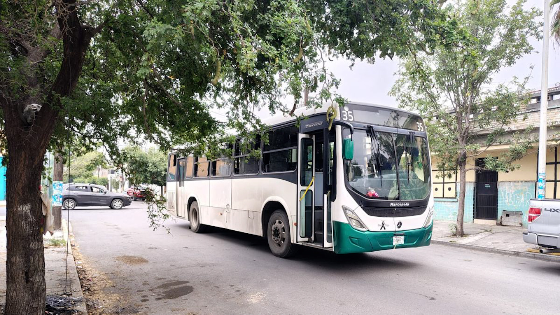 Una mujer resultó gravemente herida tras ser atropellada por un camión urbano en el Centro de Monterrey. Cruz Roja y Tránsito laboran en el lugar.