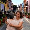 Madre e hija abrazadas en las calles de Puebla