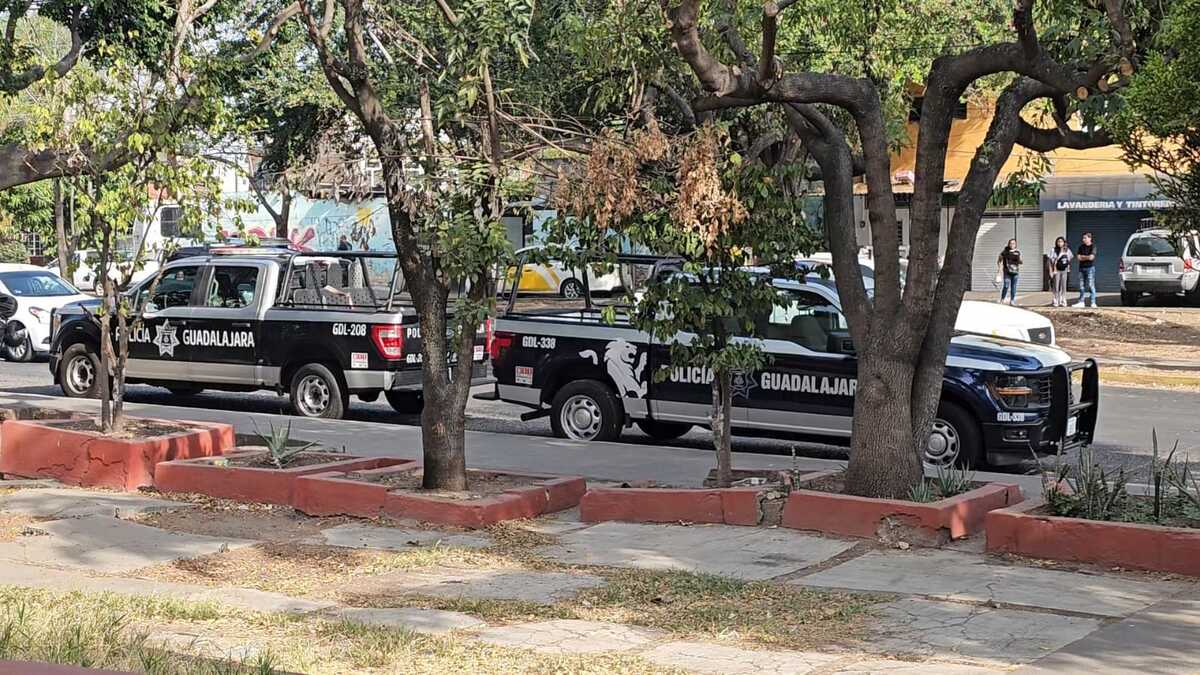 Patrullas de la Policía Municipal de Guadalajara en escena del crimen en la colonia Miravalle