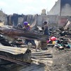 Tras incendio provocado en Universidad Pueblo, Saltillo, dos familias perdieron su hogar. Policía rescató a perritos entre las llamas.