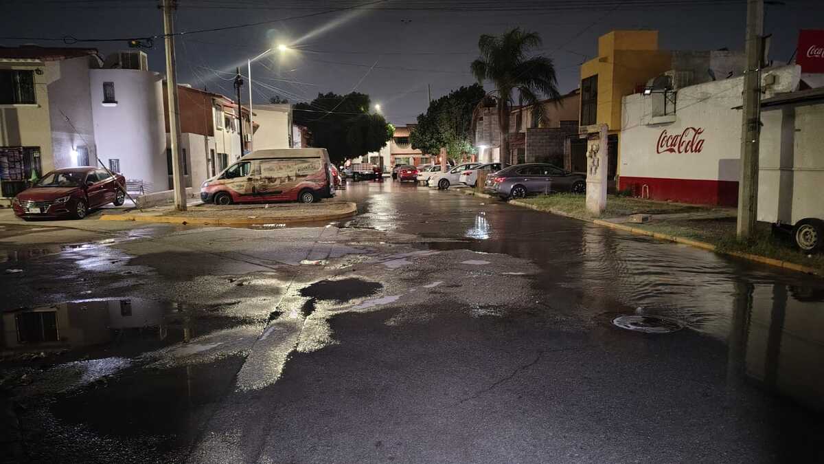 Pese a la falta de agua en ciertos puntos de Torreón, una mega fuga de agua potable inunda las calles de la colonia Ampliación Rovirosa Wade.
