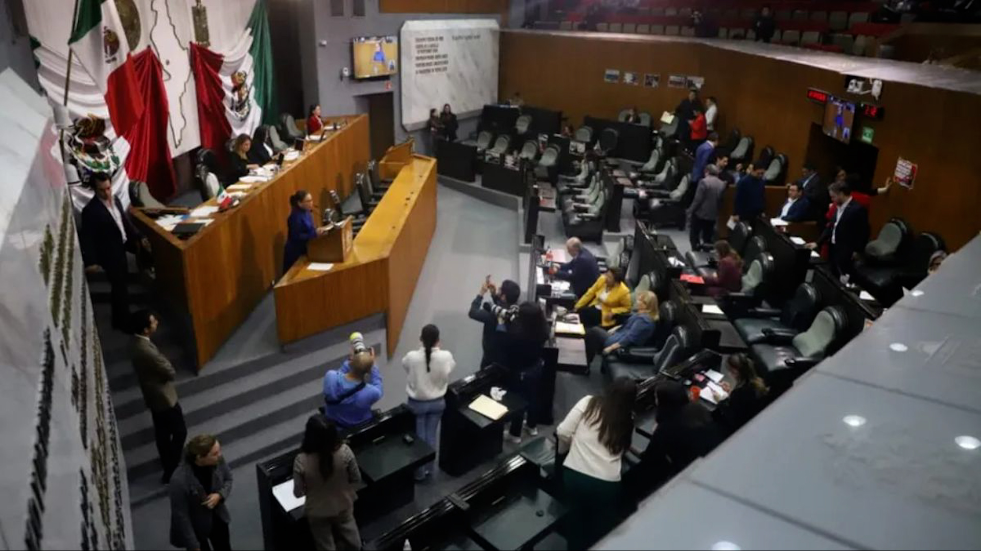 El Congreso de Nuevo León aprobó la reforma que obliga a integrar el gabinete estatal con un 50% de mujeres. Un paso histórico para la paridad.