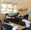 Salón de clases con estudiantes sentados en pupitres