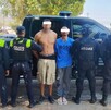 Dos hombre detenidos y con los ojos censurados por un recuadro blanco con policías de Tonalá y Jalisco a los lados enfrente de una patrulla