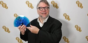 Guillermo del Toro recibe el prestigioso BFI Fellowship en Londres. De manos de Cate Blanchett, el director tapatío se une al olimpo del cine mundial.