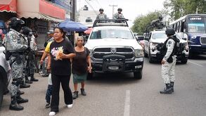 Personas caminando en medio de un operativo del Mercado Morelos, luego de una balacera.