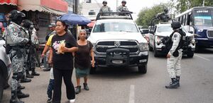 Personas caminando en medio de un operativo del Mercado Morelos, luego de una balacera.