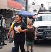 Personas caminando en medio de un operativo del Mercado Morelos, luego de una balacera.