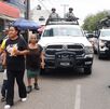 Personas caminando en medio de un operativo del Mercado Morelos, luego de una balacera.