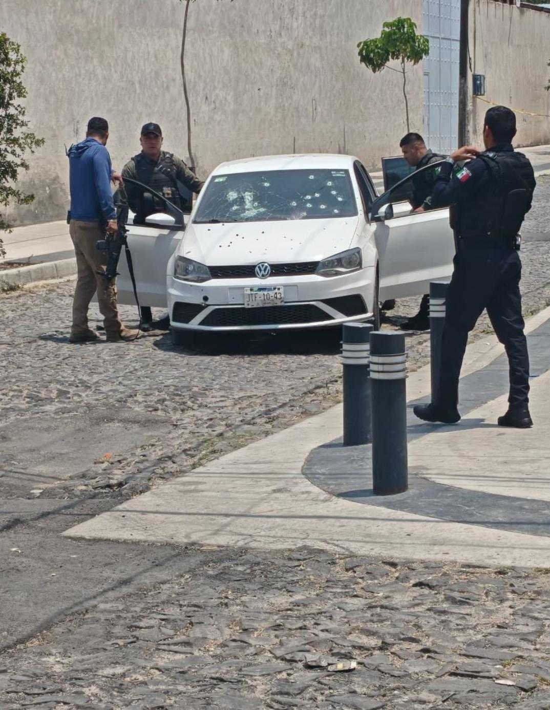 Autoridades en la zona donde se dió la agresión a elementos de la Fiscalía del Estado de Jalisco
