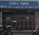 Motocicletas estacionadas afuera de una escuela primaria.