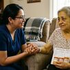 adulta mayor realizándose chequeos para salud del hígado