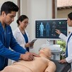 Estudiantes de la Universidad de la Salud monitorean los signos vitales durante una practica