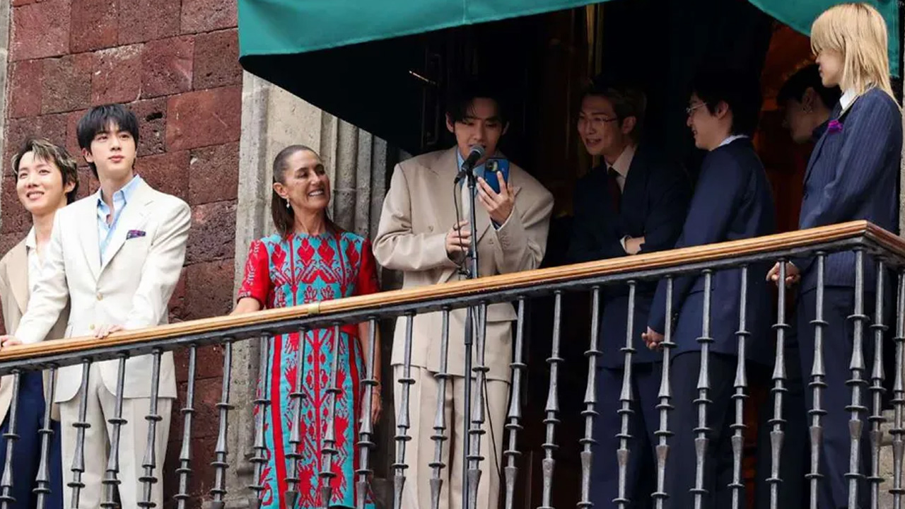 BTS saludó a sus fans desde un balcón de Palacio Nacional tras reunirse con Claudia Sheinbaum.