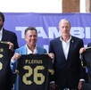 Amaury Vergara, Pablo Lemus y Juan Jóse Frangie sosteniendo una camiseta de la Selección Mexicana en relación con el Mundial 2026 en Guadalajara