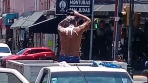 Hombre se baña arriba de una camioneta en Zona Piel en León