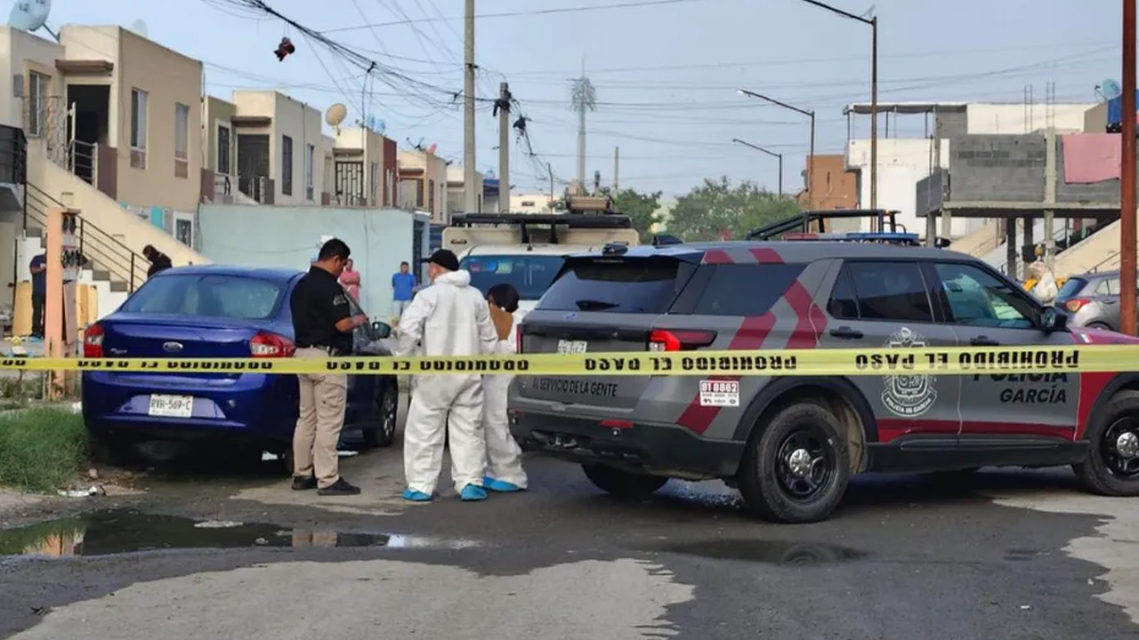 Una niña de 11 años murió dentro del automóvil de su familia en García, luego de presentar malestares tras recibir un golpe con un balón de futbol.