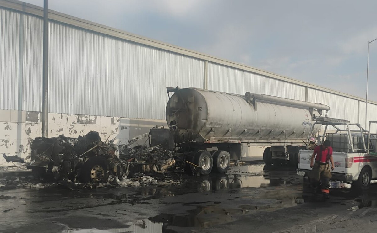 Tráiler que fue consumido por el fuego tras un presunto cortocircuito en Parque Industrial Lagunero.