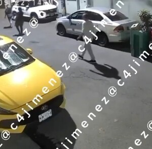 Mónica 'N' dispara al aire para amedrentar a sus vecinos en Iztapalapa.