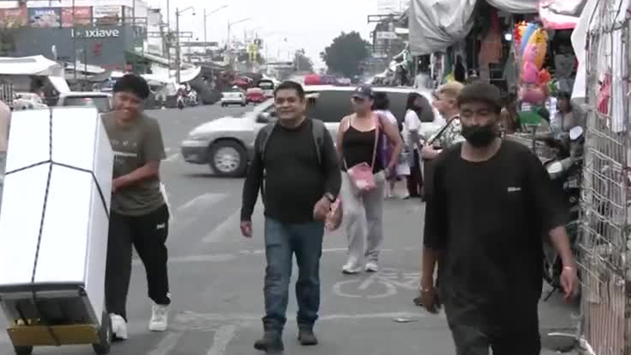 Un video captado en Tepito muestra a peatones caminando junto a vehículos por falta de espacio en banquetas.
