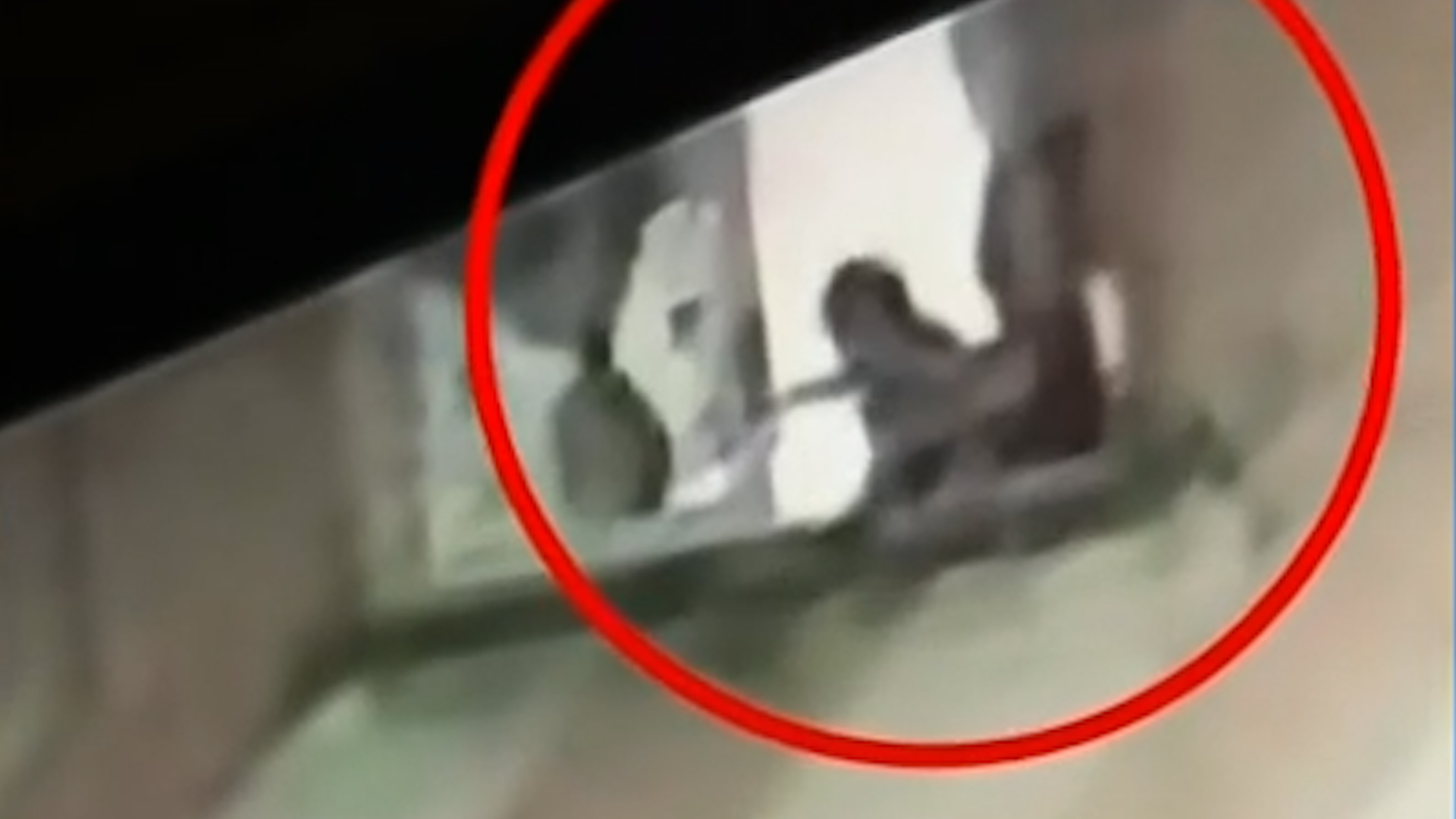Una mujer fue grabada intentando lanzar a su bebé en la colonia Buenos Aires. Familiares denuncian que la Fiscalía no ha actuado pese a las agresiones.