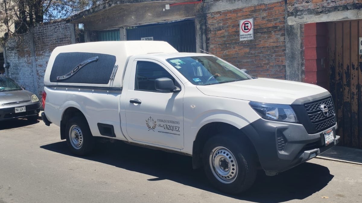 Carroza fúnebre estacionada afuera de una vivienda en Orizaba, Veracruz.
