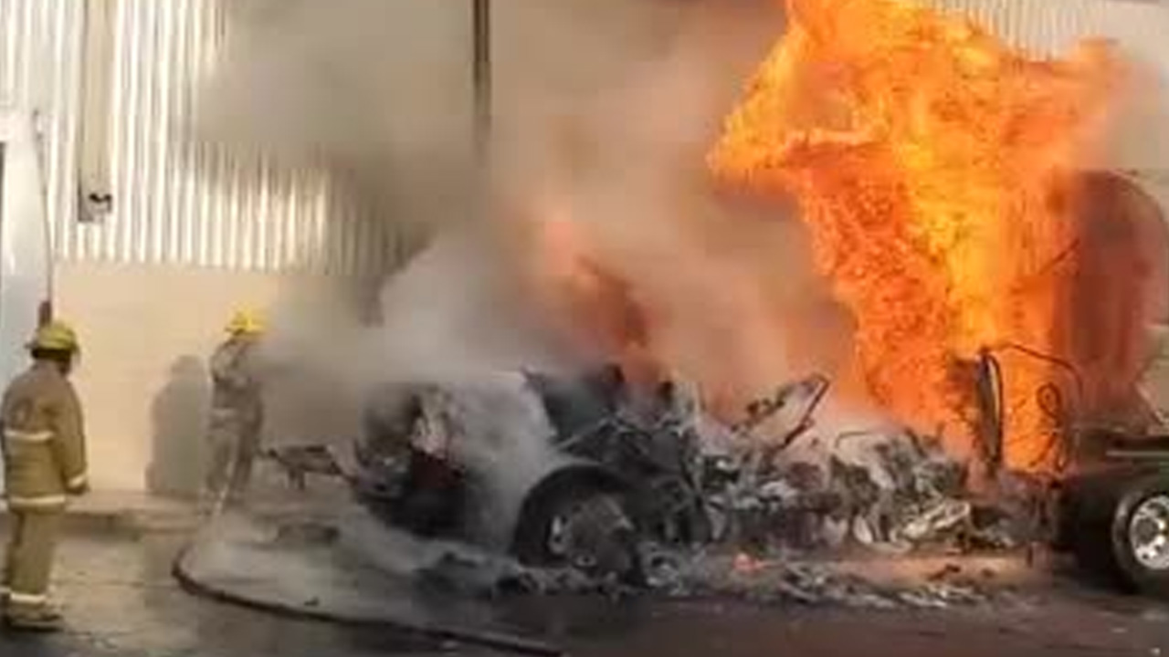 Un presunto cortocircuito en el motor provocó un voraz incendio que consumió por completo un tractocamión este miércoles por la mañana.