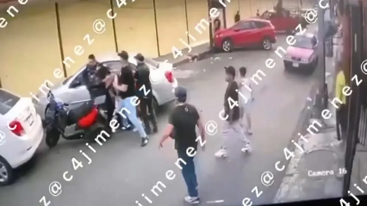 Nuevas imágenes muestran el momento en que ‘El Soldado’ agredió a un policía en La Lagunilla; el oficial disparó al percibir riesgo.