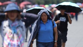 Personas cubriéndose el sol por calor en CdMx