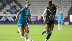 Allison Veloz intentando un gol para Rayadas en la Semifinal de ida contra Pachuca en Hidalgo.