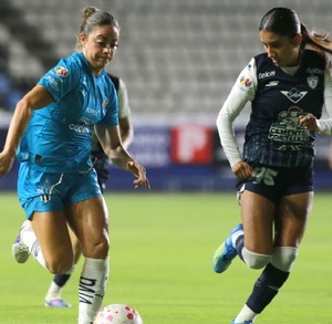 Allison Veloz intentando un gol para Rayadas en la Semifinal de ida contra Pachuca en Hidalgo.