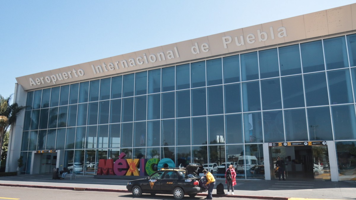 vista por fuera del aeropuerto internacional de puebla