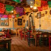 Restaurante típico mexicano con ambientación tradicional