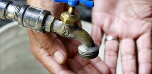Llave color gris y azul sin agua saliendo