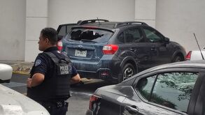 Delincuentes destrozan cristal de camioneta en plaza comercial de San Pedro y roban 800 mil pesos.