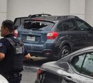 Delincuentes destrozan cristal de camioneta en plaza comercial de San Pedro y roban 800 mil pesos.