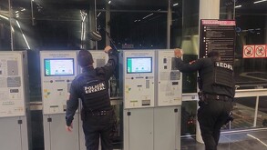 Autoridades encargandose de inspeccionar la zona en la cual se realizó el reporte de una amenza de bomba en una estación del tren ligero, línea 3