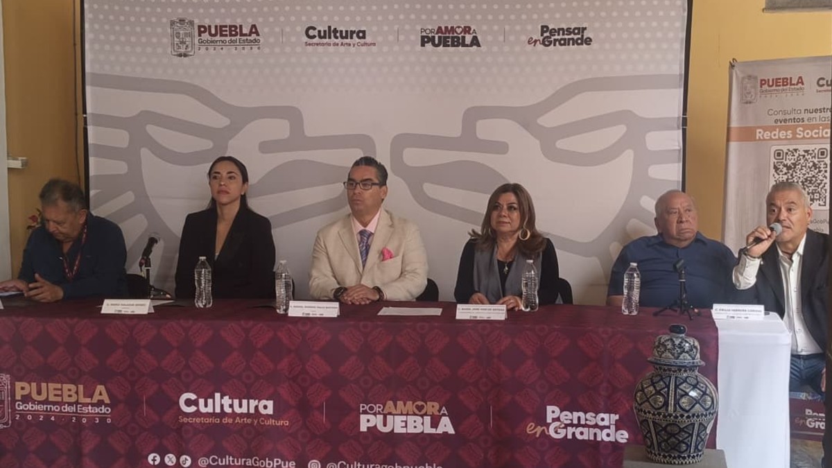 Autoridades de Puebla en una mesa de presentación del evento Gala Por Amor a Puebla