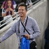 'Tato' Noriega caminando rumbo a la cancha previo a un partido de Rayadas.