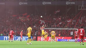 Tigres y Toluca en la final del Apertura 2025 en el Nemesio Diez.